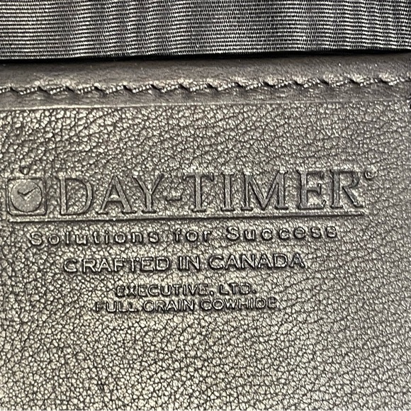 Day Timer Leather Binder crafted in Canada - Picture 10 of 16